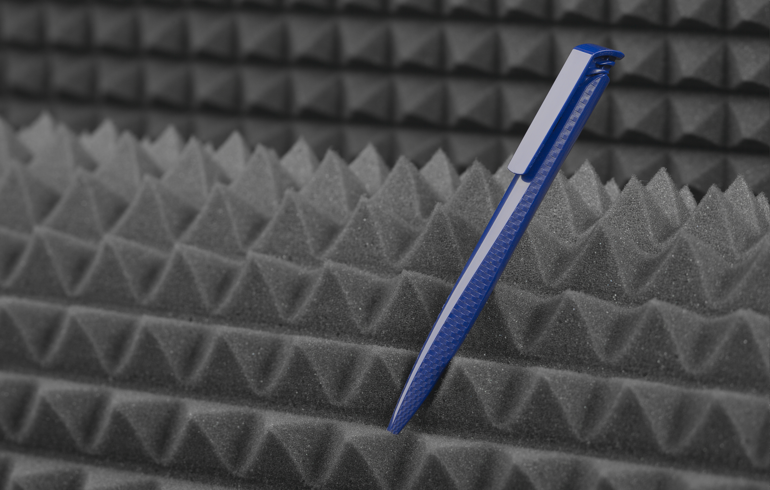 Ручка шариковая TRIAS CARBON, белый, темно-синий