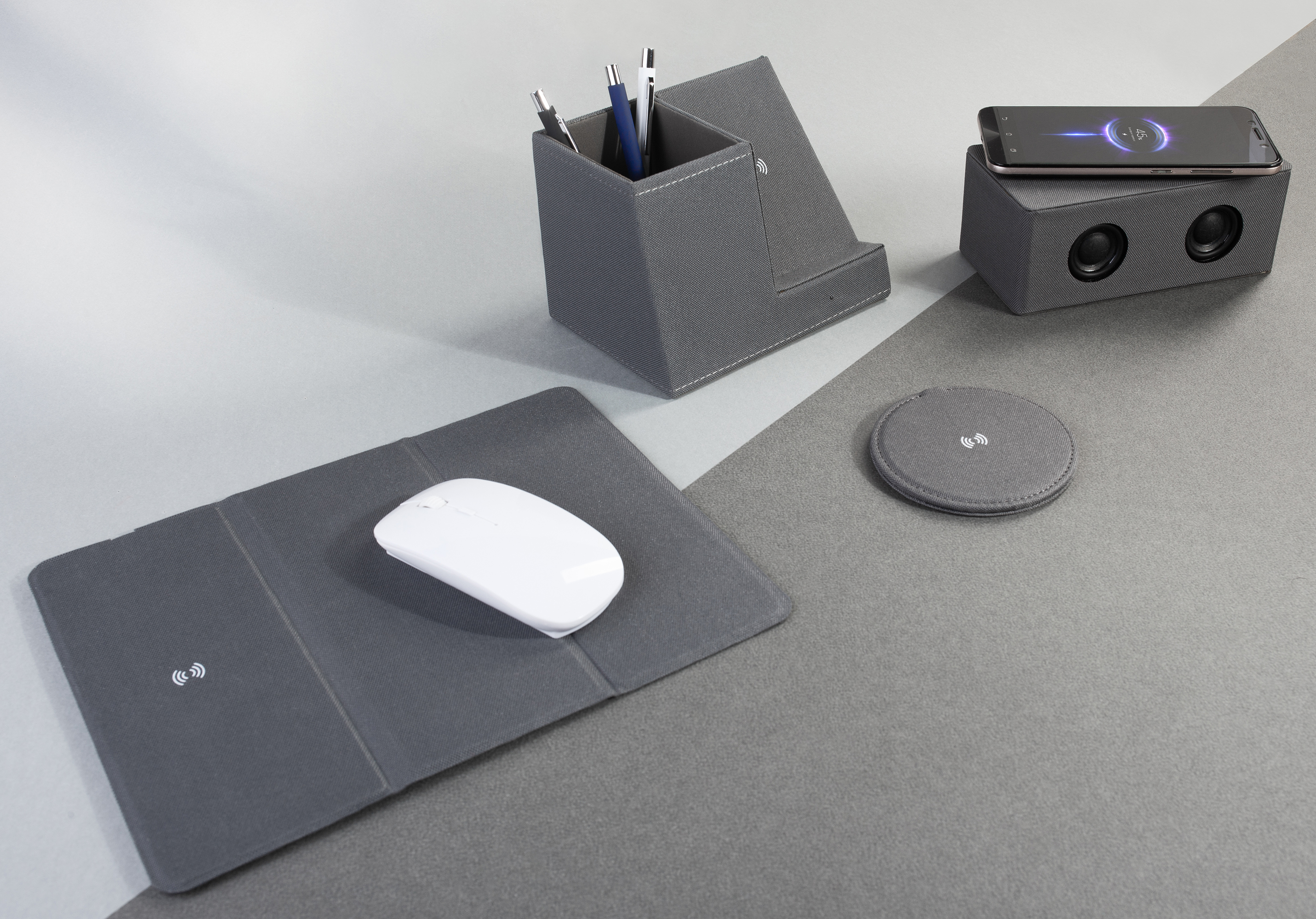 Bluetooth колонка "Cool Gray" с двумя динамиками (2х3Вт) и беспроводным зарядным устройством, переработанный пластик (RPET), серый